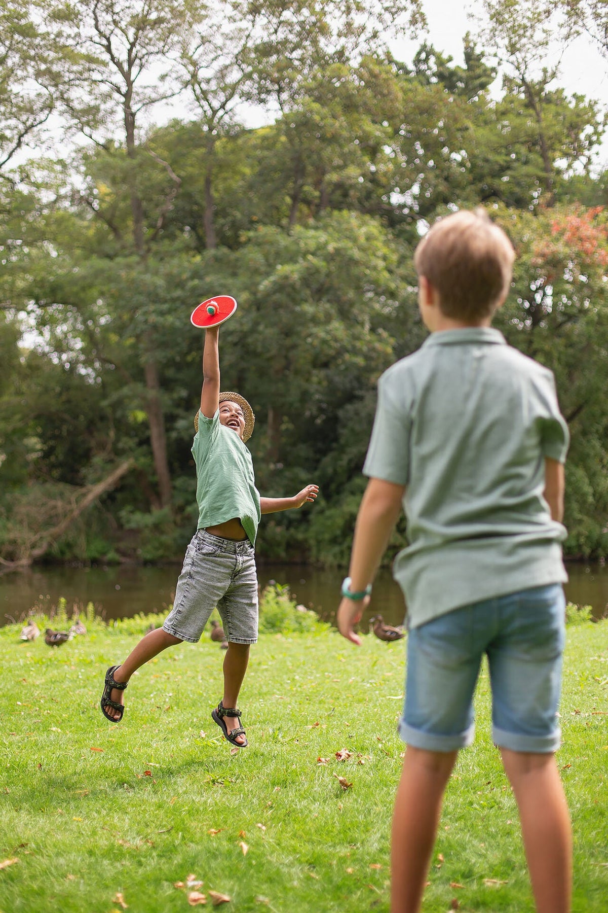 משחק כדור ומחבטים עם סקוץ' catch game